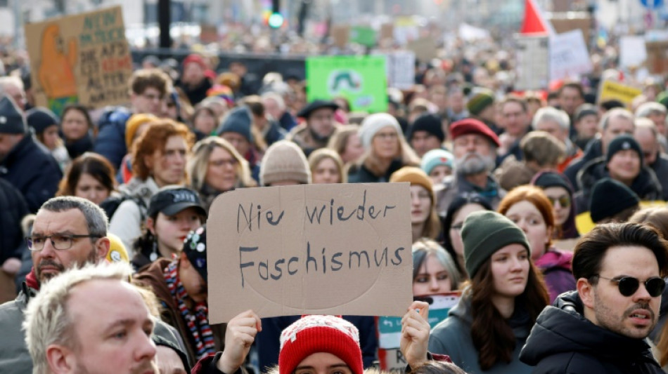 Allemagne: des dizaines de milliers de personnes d&eacute;filent contre l'extr&ecirc;me droite
