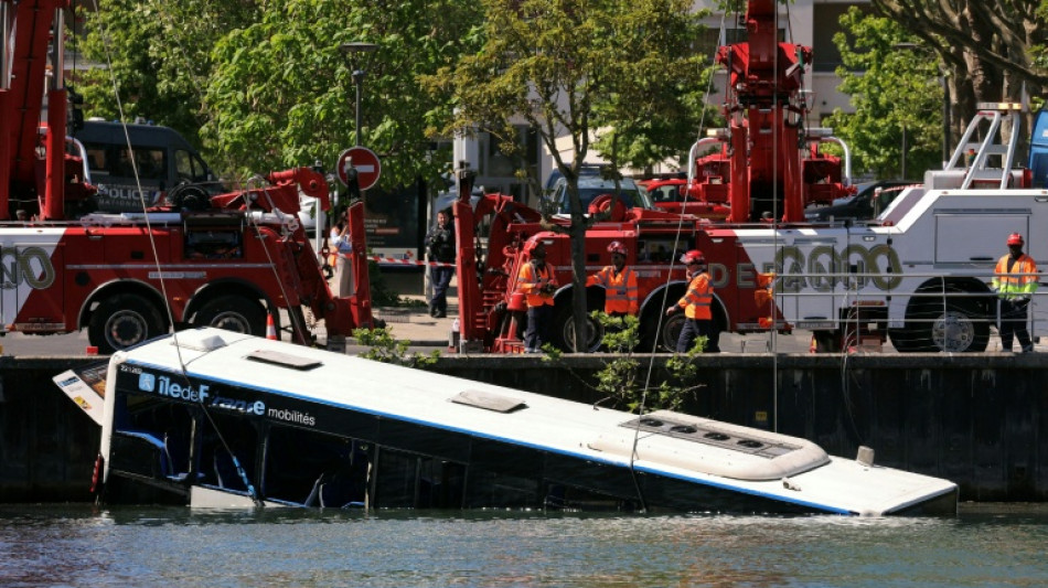 Accident de bus &agrave; Juvisy-sur-Orge: les v&eacute;hicules r&eacute;cup&eacute;r&eacute;s dans la Seine, "aucun risque de pollution"