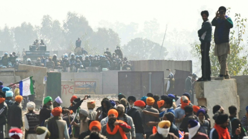 La polic&iacute;a bloquea el ingreso de agricultores manifestantes a la capital de India