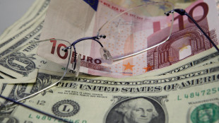 L'euro &egrave; in lieve calo in avvio a 1,0499 dollari