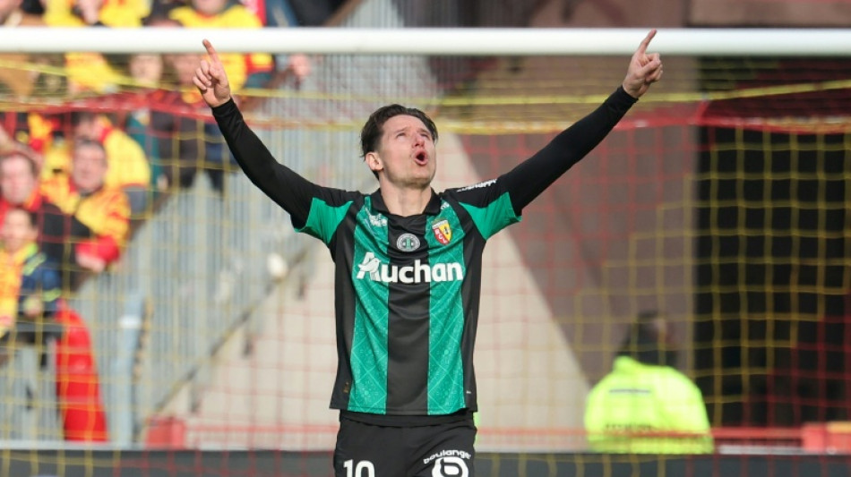 Lens vence Mets e fica a um ponto do l&iacute;der PSG