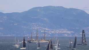 Napoli saluta l'Amerigo Vespucci, veleggiata nel golfo