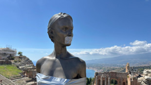 Nastro adesivo sulla David, la provocazione anti-Meta di Jago