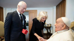 Papa faz visita surpresa à Basílica de São Pedro depois de encontrar Charles III