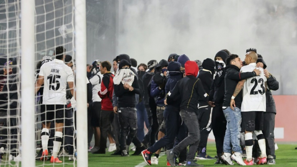 Dois torcedores morrem em tumulto no estádio e Colo Colo-Fortaleza é suspenso