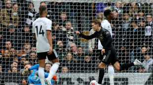 Arsenal regain five-point lead with Fulham stroll, Casemiro sent off as  Man Utd draw