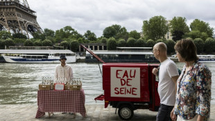 Un artista vende botellas de agua del Sena para denunciar costo de la descontaminaci&oacute;n para los JJ OO de Par&iacute;s