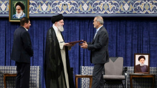 El ayatol&aacute; Al&iacute; Jamenei respalda la elecci&oacute;n del reformista Pezeshkian como presidente de Ir&aacute;n