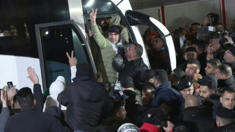 Les corps de quatre otages israéliens restitués, un bus de prisonniers palestiniens arrive en Cisjordanie  