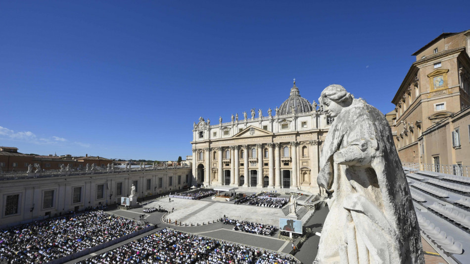 Il Vaticano sul fine vita, 'meno fondi ad armi e pi&ugrave; cure palliative'