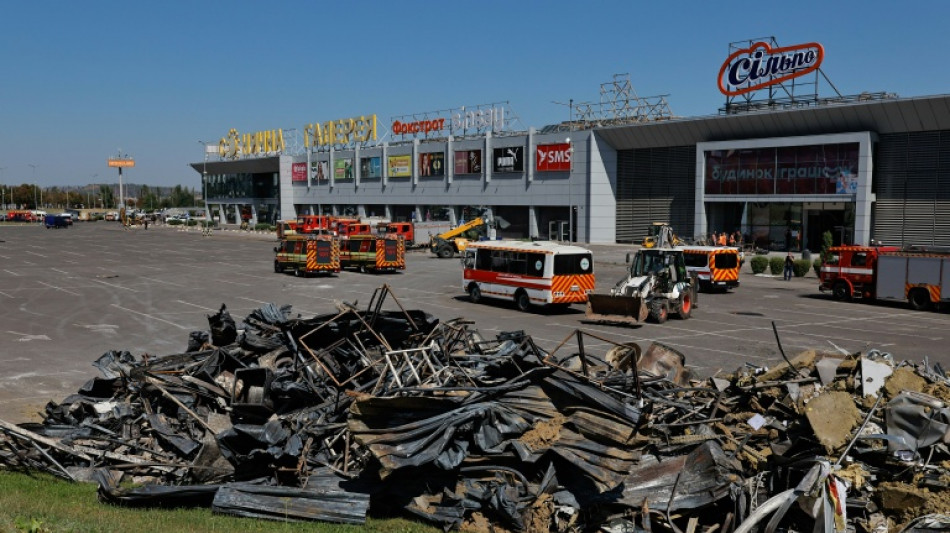Buscan desaparecidos tras ataque ruso a un centro comercial ucraniano que dej&oacute; 16 muertos