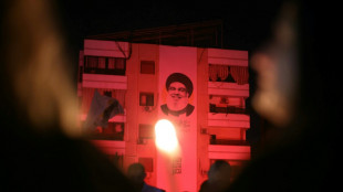 Cientos de personas se re&uacute;nen en el lugar donde Israel mat&oacute; al jefe de Hezbol&aacute;