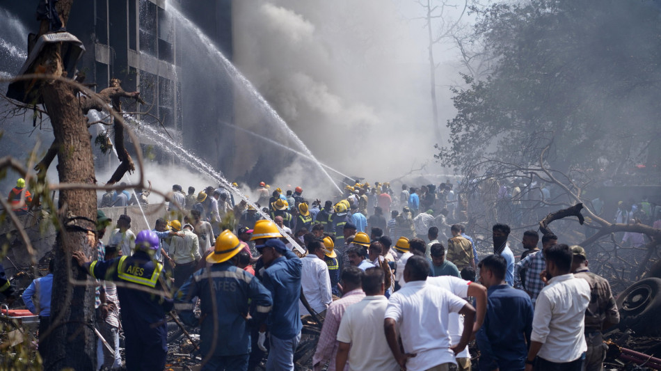 Aereo cade in India, Carlo e Camilla 'disperatamente scioccati'