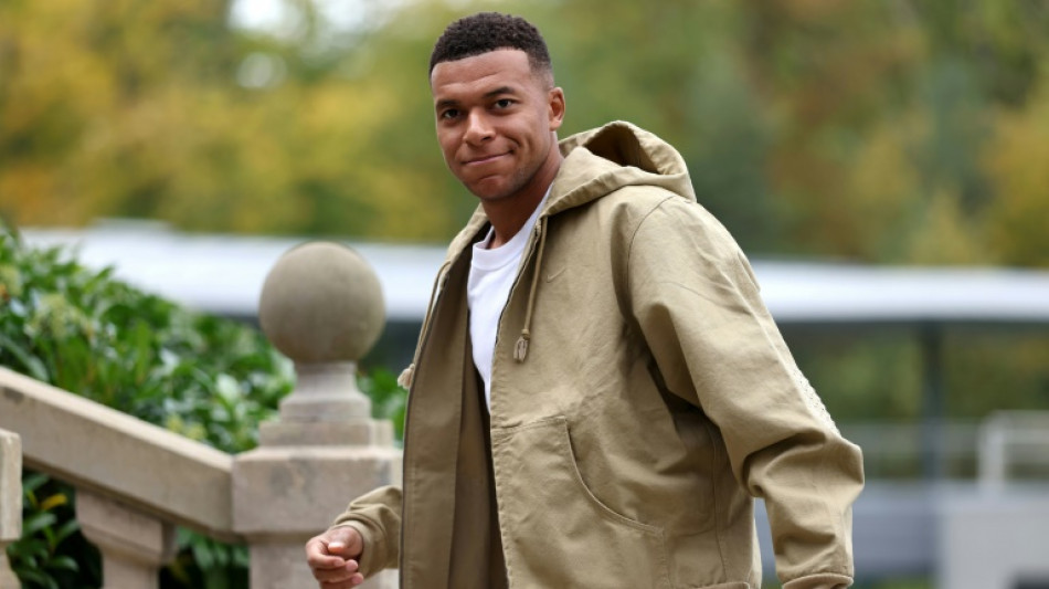 Com dores no tornozelo, Mbappé não participa do treino da França