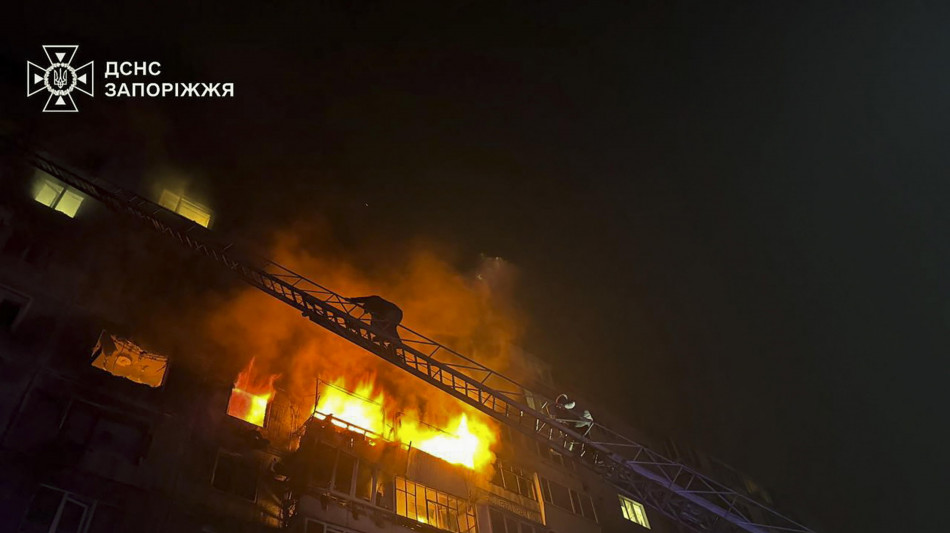 Drone su abitazione a Zaporizhzhia, tre feriti e un incendio