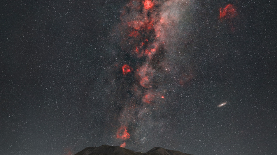 La Via Lattea 'erutta' sul monte Vettore, foto finalista a Greenwich