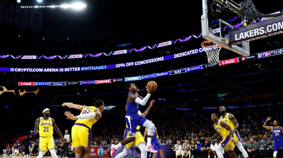 NBA: aux Clippers la bataille de LA, les Bucks d&eacute;butent bien aussi