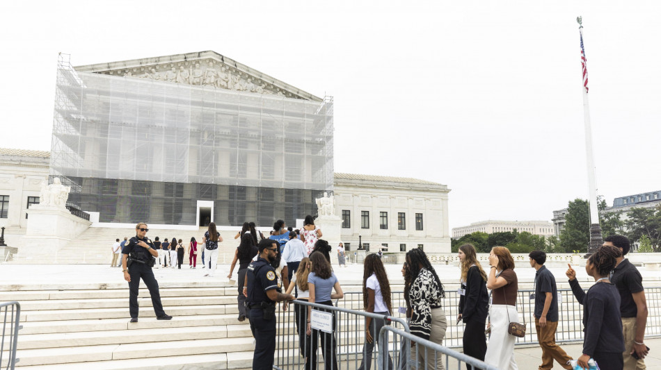 Corte Suprema autorizza Trump a congelare aiuti esteri