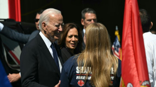 Biden, con una gorra de Trump y ret&oacute;rica antimigrante en una campa&ntilde;a &uacute;nica