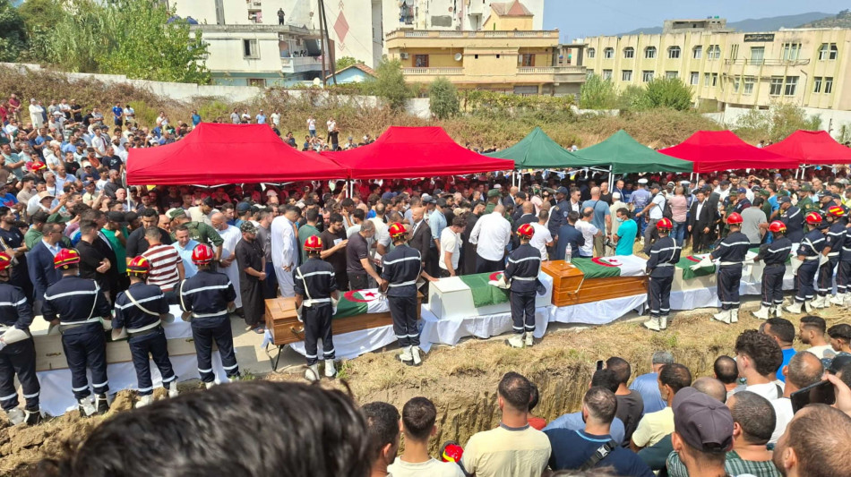 Ministri e premier ai funerali di 37 vittime degli incendi in Algeria