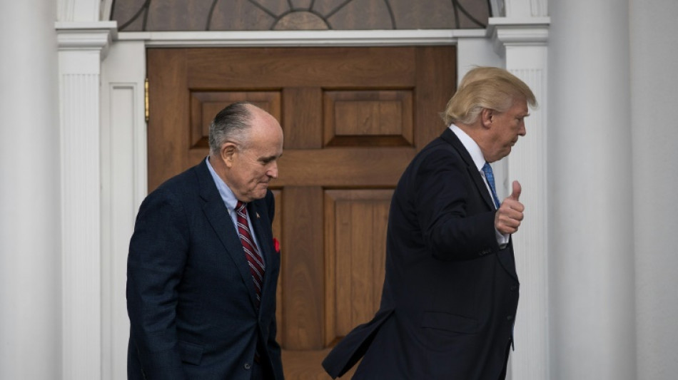 Juez ordena a Rudy Giuliani, exabogado de Trump, entregar bienes a mujeres que difam&oacute;