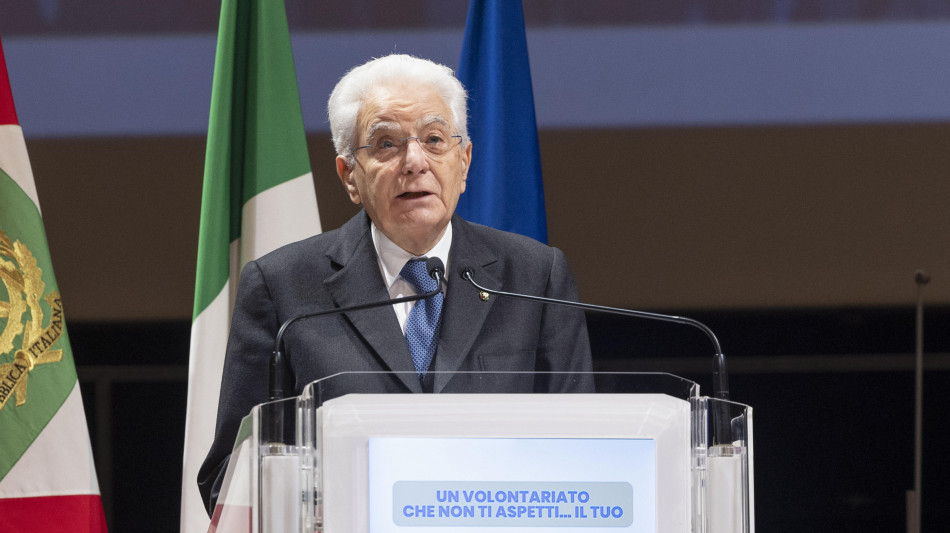 Mattarella 'grazie a tutti i militari che passano Natale lontani da casa'
