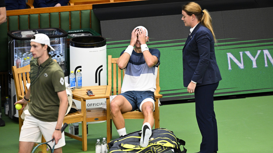 Tennis: infortunio per Rune a Stoccolma, si ritira in lacrime