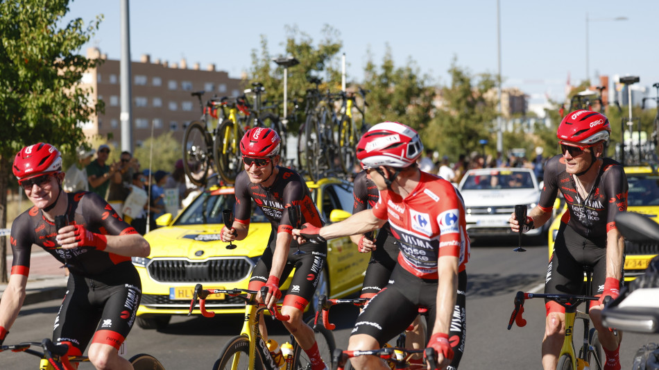 Vuelta, manifestanti pro-Palestina invadono percorso a Madrid