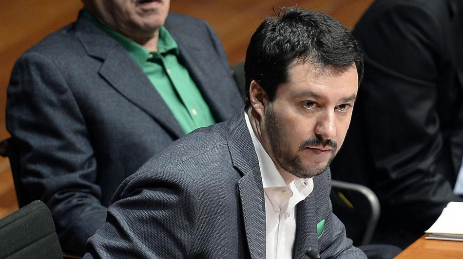 Coro a Pontida contro Salvini, 'molla la camicia verde, vergogna'