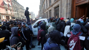 Manifestantes de Ayotzinapa derriban con un veh&iacute;culo la puerta del palacio presidencial en M&eacute;xico
