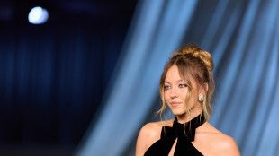 L'attrice Sydney Sweeney suona la campanella a Wall Street