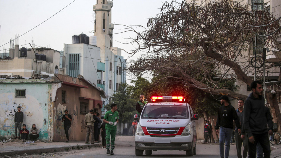 In video ambulanze colpite a Gaza con luci emergenza accese