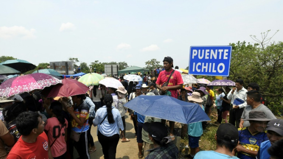 Bolivia, semiparalizada por los cortes de v&iacute;as de seguidores de Morales