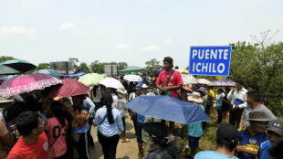 Bolivia, semiparalizada por los cortes de v&iacute;as de seguidores de Morales