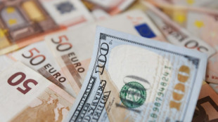 L'euro passe bri&egrave;vement sous un dollar, une premi&egrave;re depuis fin 2002