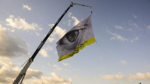Unos activistas de Greenpeace abordan un buque en Corea del Sur durante la cumbre sobre contaminaci&oacute;n por pl&aacute;stico