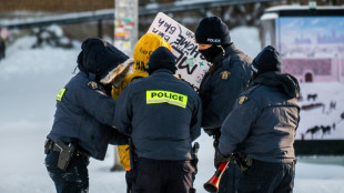 La police intervient pour &eacute;vacuer les contestataires des rues d'Ottawa