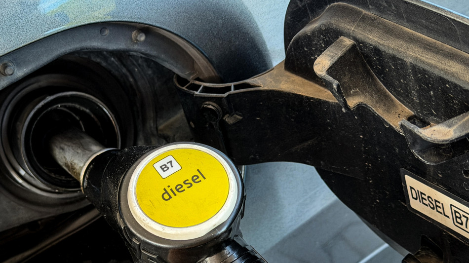 Mimit, prezzi benzina e gasolio in leggero calo, 2,035 e 2,258 euro