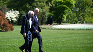Biden, bajo presi&oacute;n, recibe apoyo del izquierdista Bernie Sanders