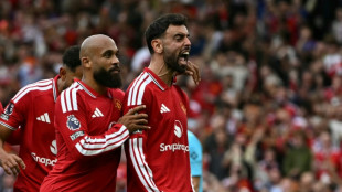 Fernandes treble inspires Man Utd rout, Chelsea beat Brighton in thriller