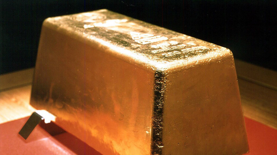 Prezzo oro sale ancora, Spot scambiato a 4.955 euro