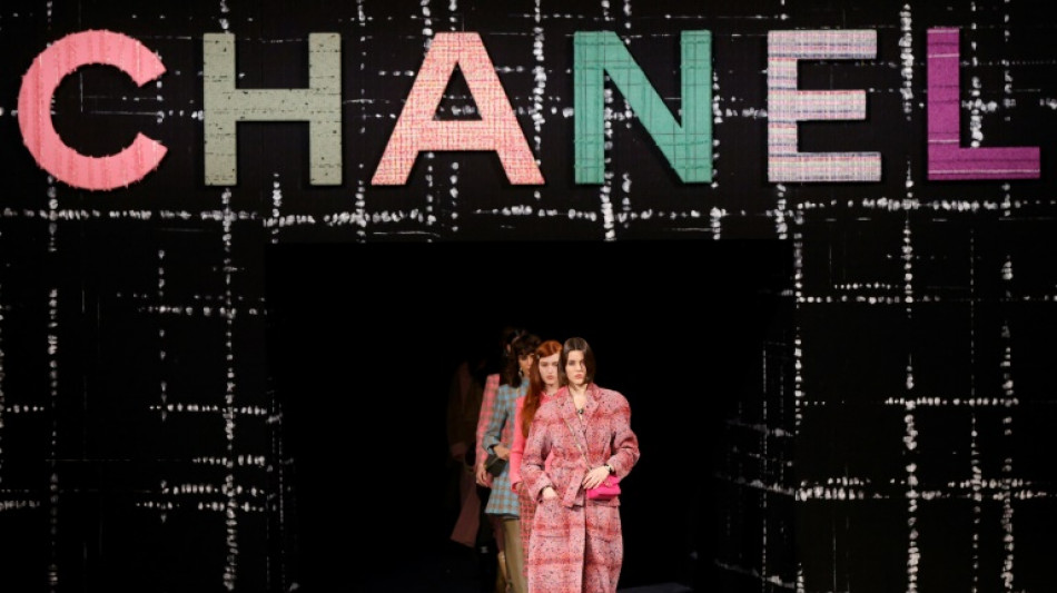 Chanel reafirma su obsesi&oacute;n con el tweed en las pasarelas parisinas