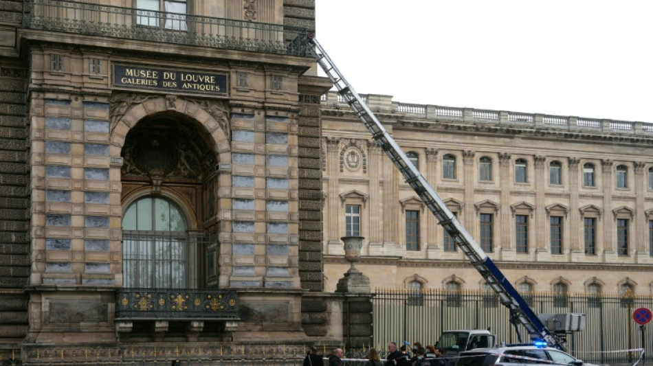 Vol de bijoux au Louvre: deux hommes en garde à vue