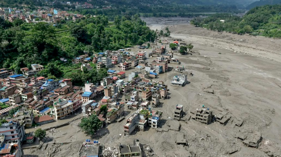 Des centaines de disparus, au moins 160 morts apr&egrave;s une crue &agrave; la fronti&egrave;re entre le N&eacute;pal et le Tibet