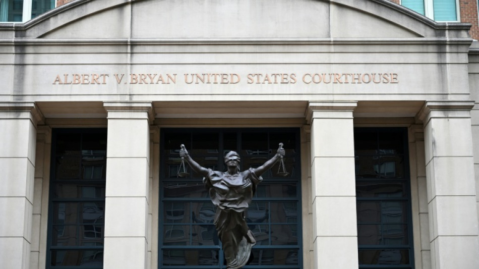 L'ex-directeur du FBI Comey s'est pr&eacute;sent&eacute; &agrave; la justice apr&egrave;s sa nouvelle inculpation