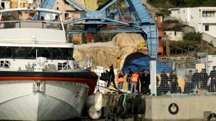 Italia env&iacute;a a otros ocho migrantes a Albania