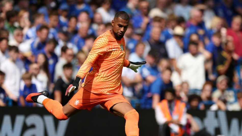 Chelsea 'keeper Sanchez makes deadline-day move to Como