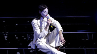 Fan Lucio Corsi in delirio ad anteprima La chitarra nella roccia