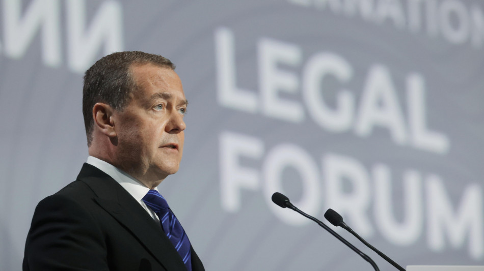Medvedev, europei ostacolano tentativi di risolvere guerra