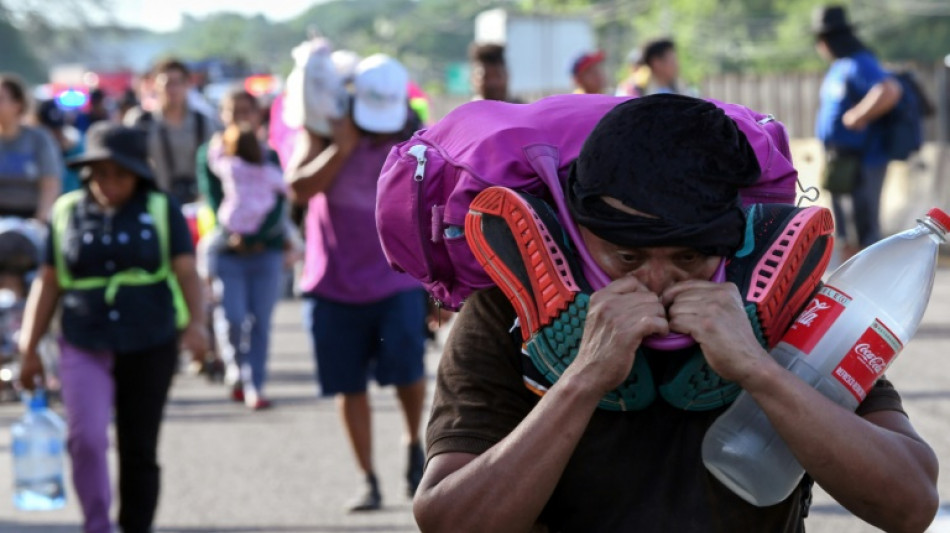 Centenares de migrantes marchan en M&eacute;xico por salvoconductos para llegar a EEUU